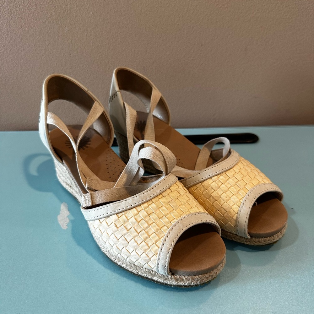 UGG Authentic Del Mar Espadrilles With Box US 7.5 Cream